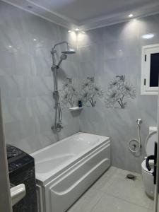 A bathroom at شقة مفروشة فندقية vip فيصل الرئيسي
