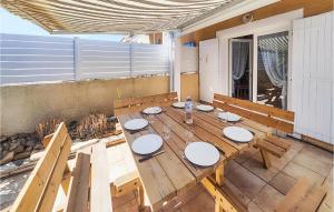 drewniany stół z białymi płytkami na patio w obiekcie 3 Bedroom Gorgeous Home In Portiragnes w mieście Portiragnes