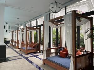 una fila de bancos en una habitación con ventanas en Villa 7PN sát biển tại Hạ Long en Ha Long