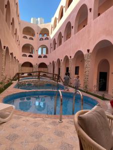 un cortile con piscina in un edificio di amzran hotel siwa a Siwa