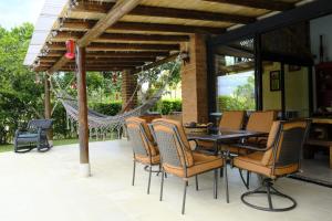 un patio con sillas, una mesa y una hamaca en Fincas Panaca Herreria 1 - San Judas en Quimbaya