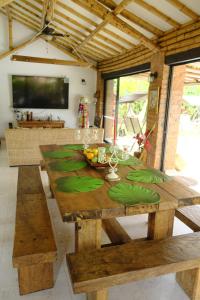einen Holztisch mit Blättern auf einem Zimmer in der Unterkunft Fincas Panaca Herreria 1 - San Judas in Quimbaya
