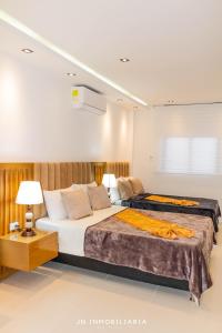 - une chambre avec deux lits et une table avec une lampe dans l'établissement Recuerdos de mi Tierra, à Medellín