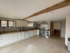 Kuchyň nebo kuchyňský kout v ubytování Charming Norfolk Barn Conversion in Barnham Broom