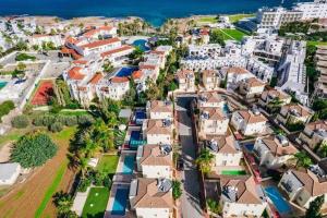 uma vista aérea de uma cidade com casas e o oceano em Tsokkos Family Villa - Pool Garden Walk to Beach em Protaras