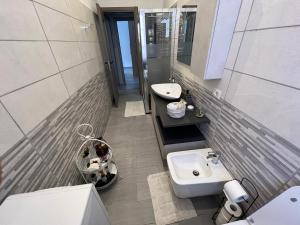 uma casa de banho com um lavatório, um WC e um espelho. em Casa di Afi, Perfect For 4 - Kitchen - Parking - Netflix em Arona