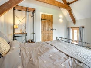 1 dormitorio con 1 cama grande en una habitación en The Dairy, en Skenfrith