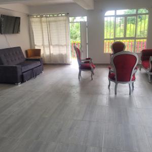 sala de estar amplia con sillas y sofá en FINCA HOTEL EL TURPIAL, en Quimbaya