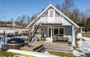 uma pequena casa com um alpendre e um deque em Gorgeous Home In Ljung With Kitchen em Ljung