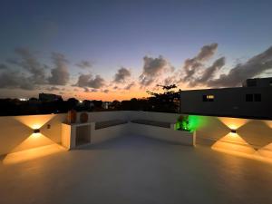 una vista desde el techo de una casa con luces en Xikama Studios by Andiani Travel en Cancún