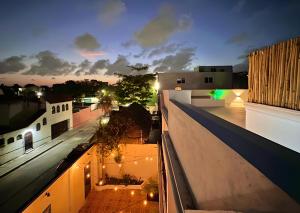 una vista aérea de una ciudad por la noche en Xikama Studios by Andiani Travel en Cancún