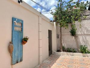 una casa con una puerta azul y un patio en Xikama Studios by Andiani Travel en Cancún