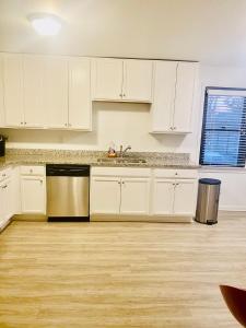 Η κουζίνα ή μικρή κουζίνα στο Cozy Condo, Minutes from Broadwy, Sleeps 5