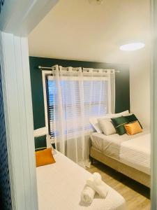 Ένα ή περισσότερα κρεβάτια σε δωμάτιο στο Cozy Condo, Minutes from Broadwy, Sleeps 5