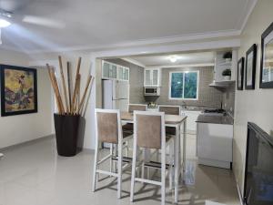 - une cuisine avec une table et des chaises dans la chambre dans l'établissement 2 bedrooms, 2 bathrooms, pool and near from the beach, à Juan Dolio