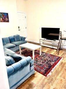 uma sala de estar com um sofá e uma mesa em Furnished and Cozy em Surrey