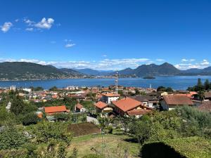 une ville sur la rive d'une masse d'eau dans l'établissement Bella Vista, à Baveno