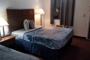 Postel nebo postele na pokoji v ubytování Hotel 2 Queen Beds Hotel Room 222 Wi-Fi Booking