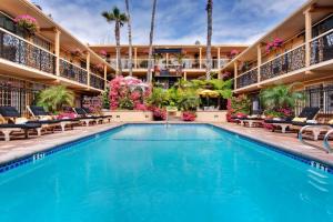 una piscina en un hotel con sillas y flores en Villa Da Vinci at the Retreat at Laguna Beach, en Laguna Beach