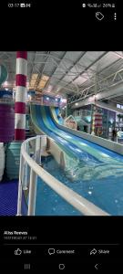 een zwembad met een glijbaan in een gebouw bij Lyons robin hood lodge Rhyl in Rhyl