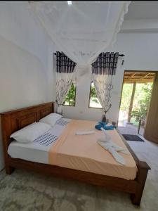 una camera da letto con un letto e due asciugamani di Sigiri Wild Lake Dambulla a Dambulla