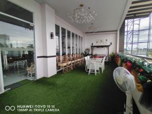 een kamer met een tafel en stoelen en een kroonluchter bij Quirino hub 2 BR family room in Davao City