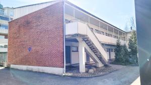 エスポーにあるLovely studio in Leppävaaraの階段を横に設けたレンガ造りの建物