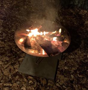 een grill met een hoop vuur erin bij HOSHIYAMA B extra for pets - Vacation STAY 13934v in Fujinomiya