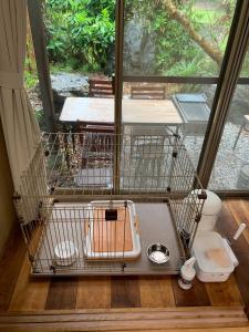 estante de secado de platos en una habitación con aseo en HOSHIYAMA B extra for pets - Vacation STAY 13934v, en Fujinomiya