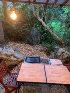uma mesa de piquenique e um banco num jardim em HOSHIYAMA B extra for pets - Vacation STAY 13934v em Fujinomiya