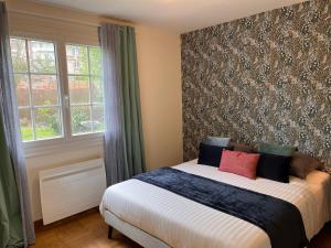 sypialnia z łóżkiem i oknem w obiekcie Honfleur - grande maison 10 à 12 pers avec jardin w mieście Honfleur