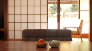 HOSHIYAMA A extra for pets - Vacation STAY 07884v في فوجينوميا: وعاء من الفاكهة وصحن من البرتقال على طاولة