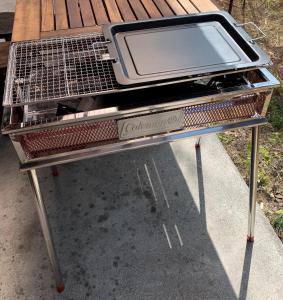 een grill met een laptop er bovenop op een tafel bij HOSHIYAMA A extra for pets - Vacation STAY 07884v in Fujinomiya