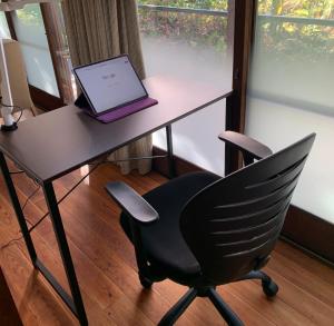 laptopa z biurkiem i krzesłem w obiekcie HOSHIYAMA A extra for pets - Vacation STAY 07884v w mieście Fujinomiya