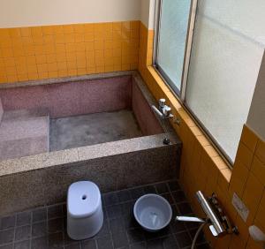 W łazience znajduje się wanna, toaleta i umywalka. w obiekcie HOSHIYAMA A extra for pets - Vacation STAY 07884v w mieście Fujinomiya