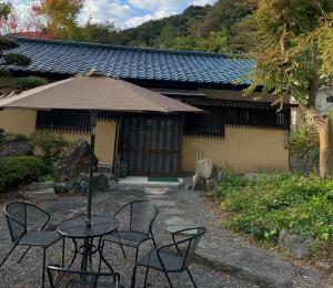 una mesa y sillas con sombrilla frente a un edificio en HOSHIYAMA A extra for pets - Vacation STAY 07884v en Fujinomiya