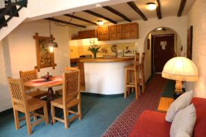 eine Küche und ein Wohnzimmer mit Tisch und Stühlen in der Unterkunft Boutique Hotel Antinea in Quito