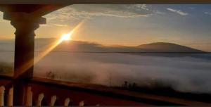 a view of the sun rising over the fog in the ocean at REBOLLEDO IMPERIAL cerca de grutas tolantongo in San Cristóbal