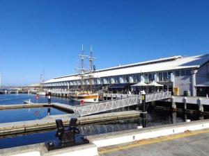 przystań z łodzią w wodzie obok budynku w obiekcie Hobart CBD Premium Apartment, 3 mins to waterfront w mieście Hobart