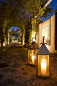 een paar lantaarns die 's nachts op straat zitten bij Grand Hotel Santa Domitilla in Ponza