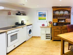 A kitchen or kitchenette at Cobble Cottage