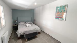 een slaapkamer met een bed met een knuffeldier erop bij Impression du Sud Gîte 2 in Saint-Rémy-de-Provence