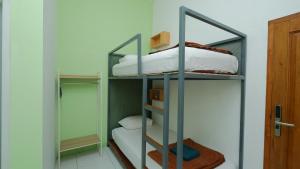 מיטה או מיטות קומותיים בחדר ב-Cabin Hotel Ringroad Utara