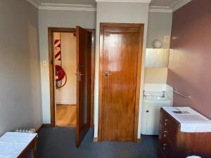 bagno con porta in legno e lavandino di The Eagle a Bluff