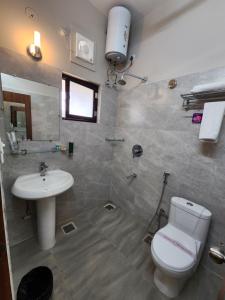 Koupelna v ubytování Hotel Gulmohar Grand