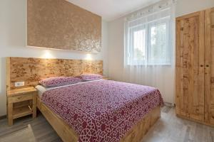 Postel nebo postele na pokoji v ubytování Apartments Nešić Peroj