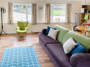 uma sala de estar com um sofá e uma mesa em A Twist Of Lyme em Blackpool Corner
