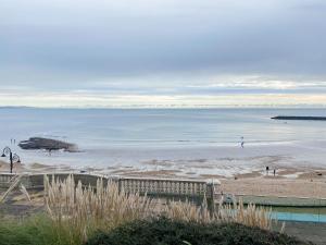 uma vista para uma praia com pessoas na água em A Twist Of Lyme em Blackpool Corner