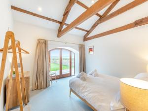 um quarto com uma cama e uma escada em Haybale Barn em Chatton