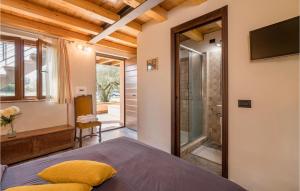 カポディモンテにあるMontecchioのベッドルーム(シャワー、ベッド、テレビ付)